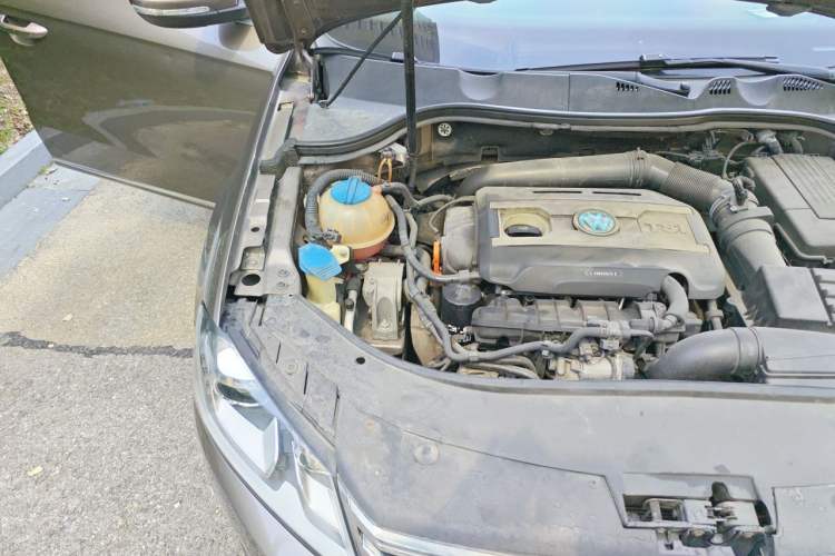Used Volkswagen Magotan 2013 2.0 TSI Luxury Model Engine Bay Right