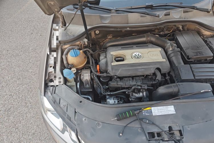 Used Volkswagen Magotan 2013 1.8TSI Luxury Model Engine Bay Right