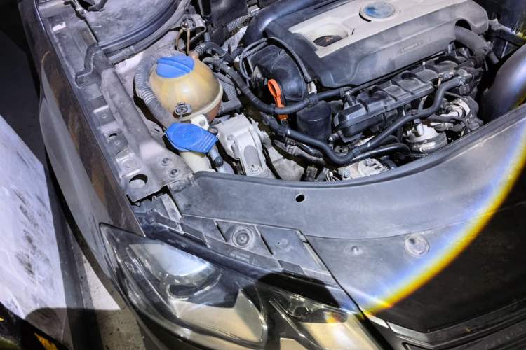 Used Volkswagen Magotan 2013 1.8TSI Luxury Model Engine Bay Right
