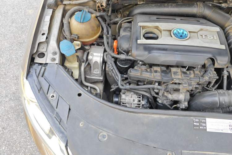 Used Volkswagen Magotan 2013 2.0 TSI Prestige Model Engine Bay Right