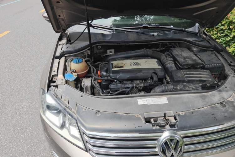 Used Volkswagen Magotan 2013 1.8TSI Prestige Model Engine Bay Right