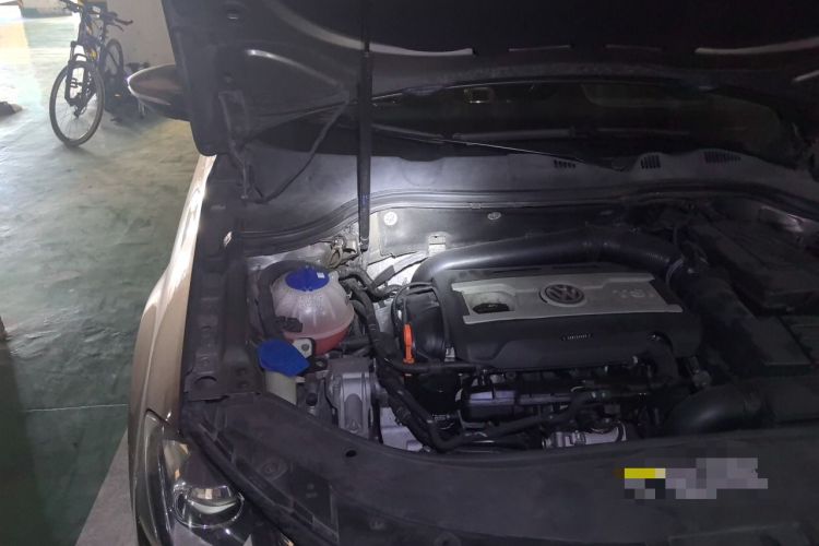 Used Volkswagen Magotan 2013 2.0 TSI Prestige Model Engine Bay Right