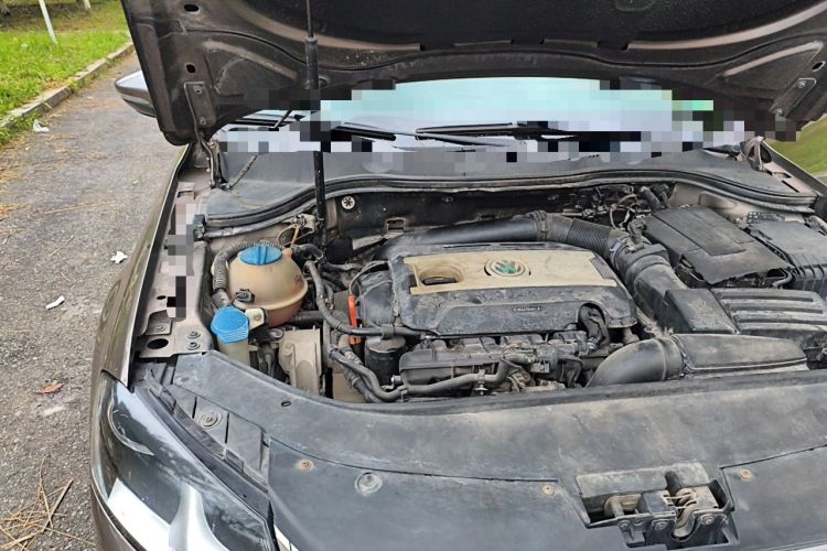 Used Volkswagen Magotan 2013 1.8TSI Premier Model Engine Bay Right