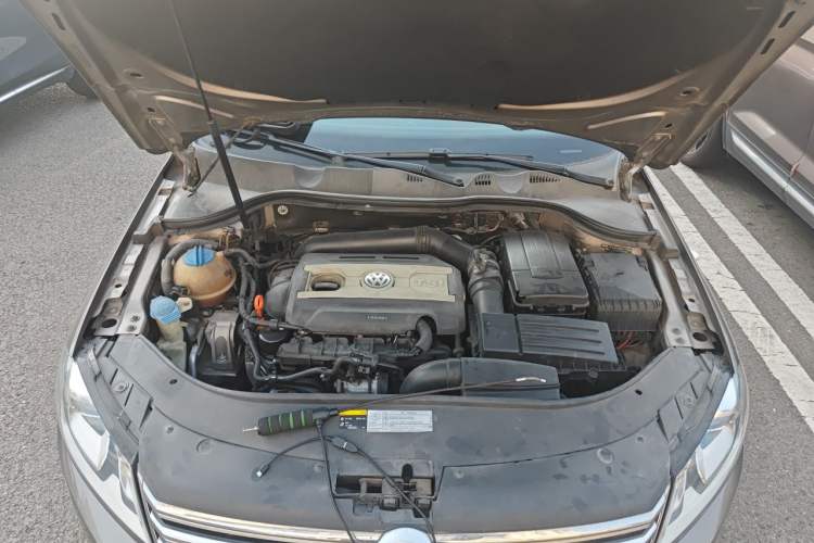 Used Volkswagen Magotan 2013 1.8TSI Luxury Model Engine Bay