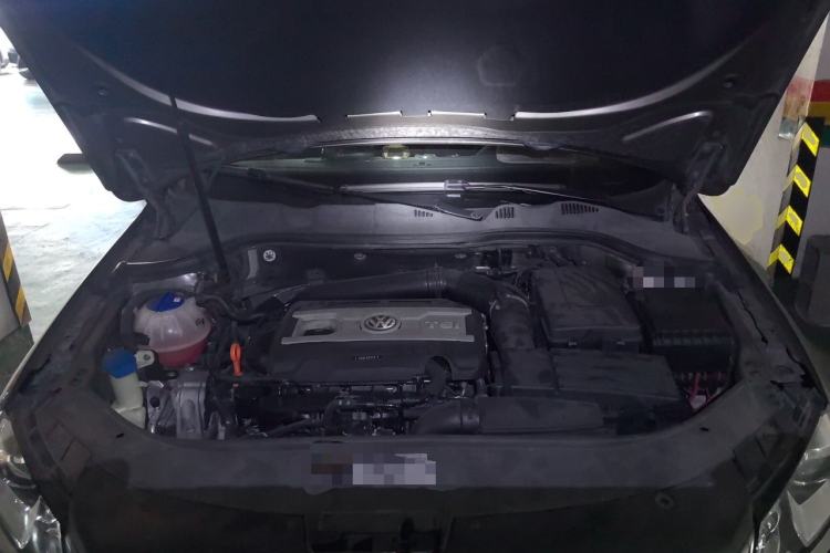 Used Volkswagen Magotan 2013 2.0 TSI Prestige Model Engine Bay