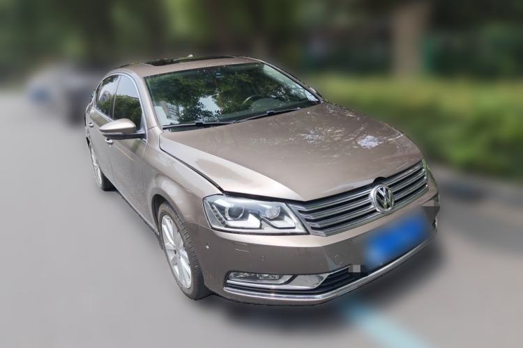 Used Volkswagen Magotan 2013 1.8TSI Prestige Model Front Right 45 Deg