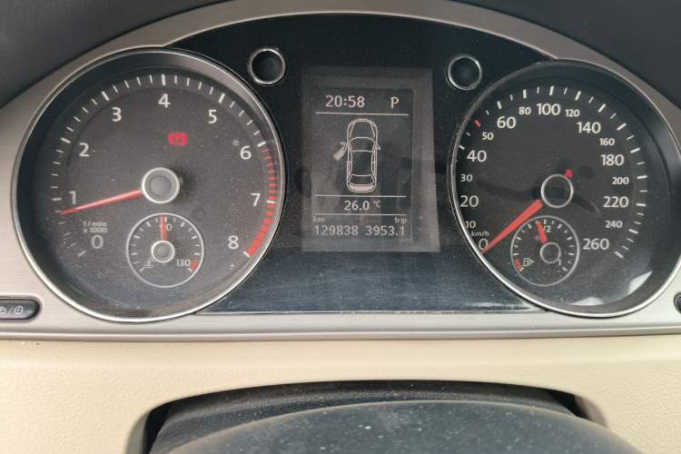 Used Volkswagen Magotan 2013 1.8TSI Premier Model Odometer Close Up