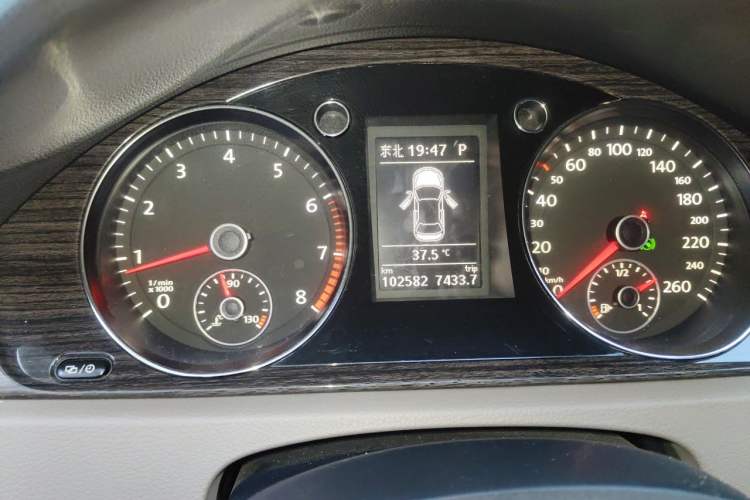 Used Volkswagen Magotan 2013 1.8TSI Prestige Model Odometer Close Up