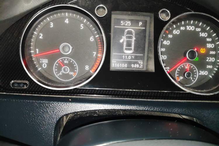 Used Volkswagen Magotan 2013 1.8TSI Luxury Model Odometer Close Up