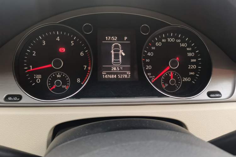 Used Volkswagen Magotan 2013 1.8TSI Luxury Model Odometer Close Up