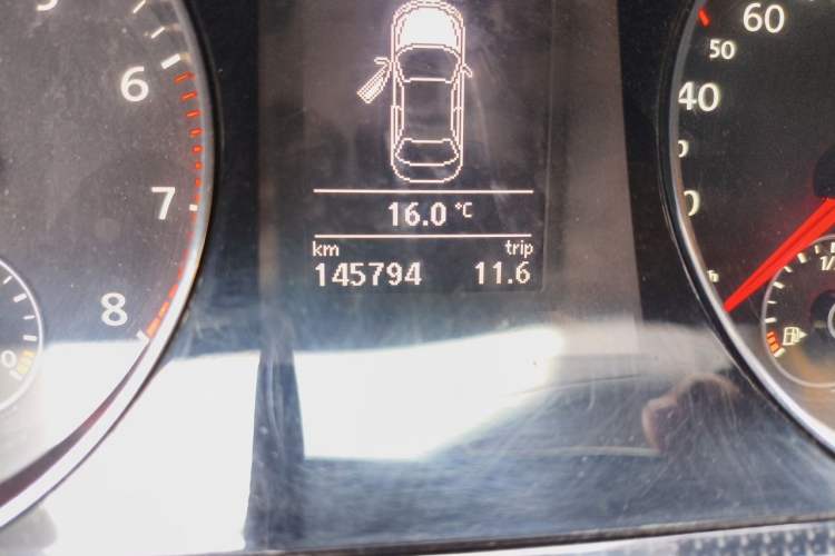 Used Volkswagen Magotan 2013 1.8TSI Luxury Model Odometer Close Up