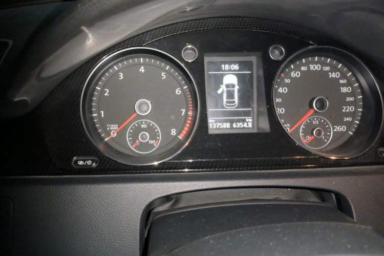 Used Volkswagen Magotan 2013 1.8TSI Luxury Model Odometer Close Up