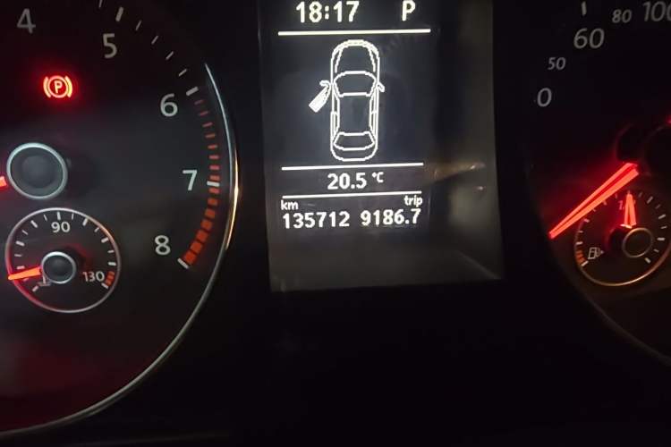 Used Volkswagen Magotan 2013 1.8TSI Comfort Model Odometer Close Up