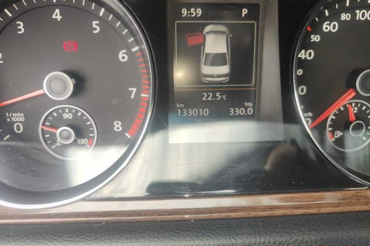 Used Volkswagen Magotan 2013 2.0 TSI Prestige Model Odometer Close Up