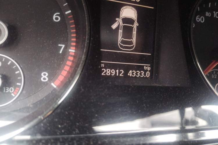 Used Volkswagen Magotan 2013 1.8TSI Luxury Model Odometer Close Up