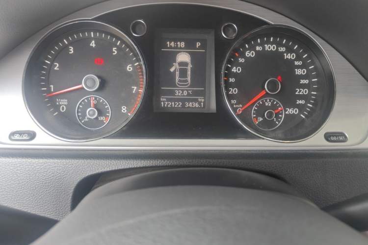 Used Volkswagen Magotan 2013 1.8TSI Premier Model Odometer Close Up