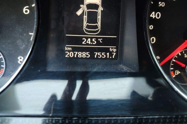 Used Volkswagen Magotan 2013 1.8TSI Luxury Model Odometer Close Up