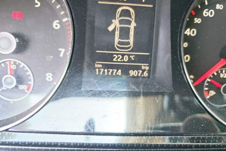 Used Volkswagen Magotan 2013 2.0 TSI Luxury Model Odometer Close Up