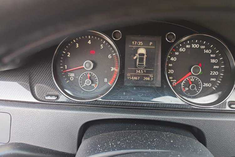 Used Volkswagen Magotan 2013 1.8TSI Luxury Model Odometer Close Up