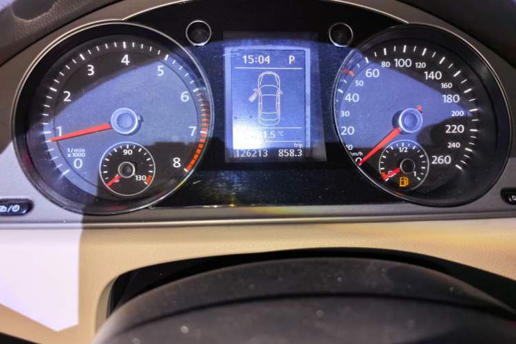 Used Volkswagen Magotan 2013 1.8TSI Luxury Model Odometer Close Up