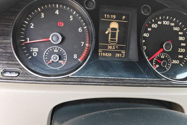 Used Volkswagen Magotan 2013 2.0 TSI Prestige Model Odometer Close Up