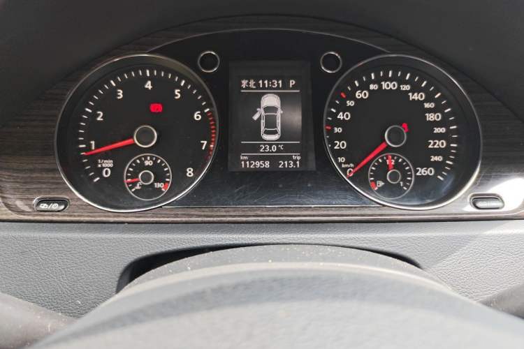 Used Volkswagen Magotan 2013 1.8TSI Prestige Model Odometer Close Up