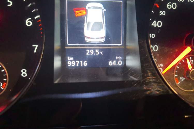 Used Volkswagen Magotan 2013 2.0 TSI Prestige Model Odometer Close Up