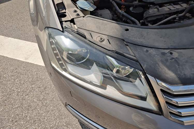 Used Volkswagen Magotan 2013 2.0 TSI Prestige Model Right Front Headlight