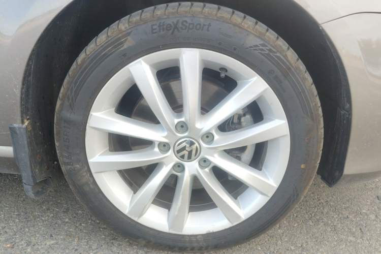 Used Volkswagen Magotan 2013 2.0 TSI Prestige Model Right Front Wheel Hub