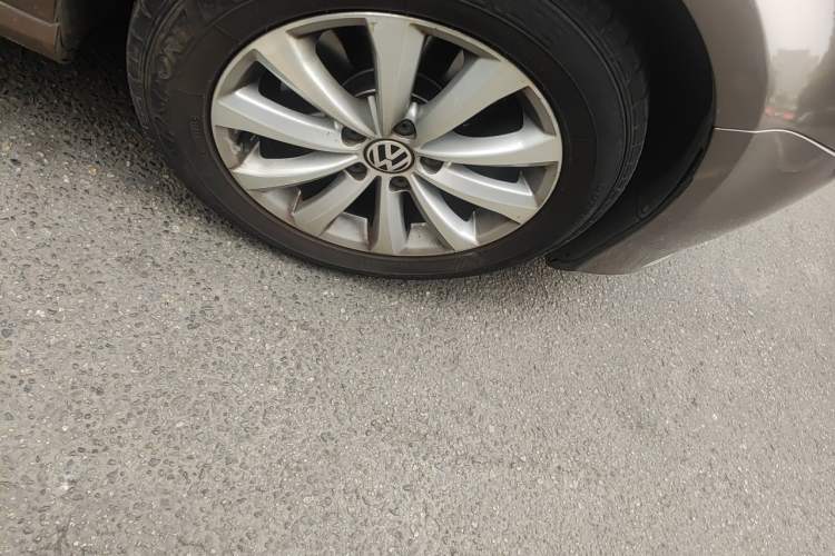 Used Volkswagen Magotan 2013 1.8TSI Premier Model Right Front Wheel Hub