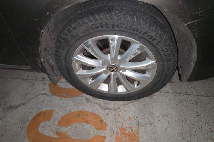 Used Volkswagen Magotan 2013 1.8TSI Comfort Model Right Front Wheel Hub