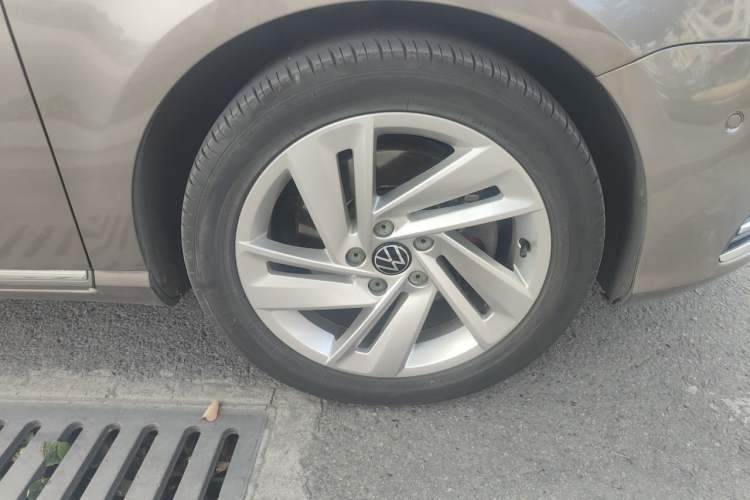 Used Volkswagen Magotan 2013 2.0 TSI Prestige Model Right Front Wheel Hub
