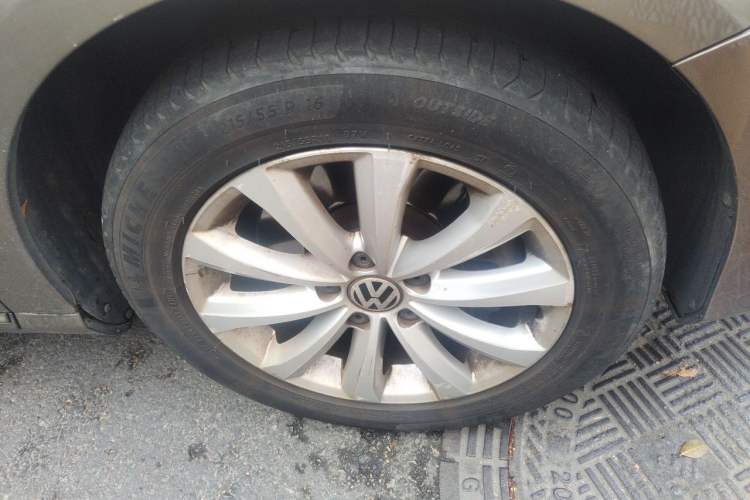 Used Volkswagen Magotan 2013 1.8TSI Luxury Model Right Front Wheel Hub