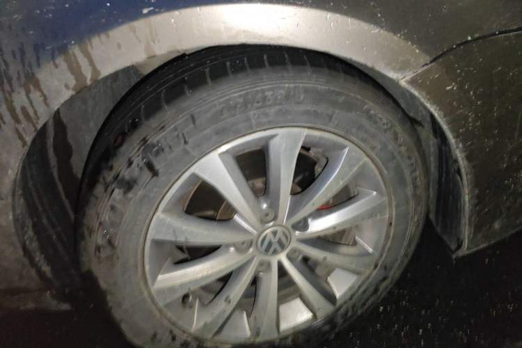 Used Volkswagen Magotan 2013 1.8TSI Premier Model Right Front Wheel Hub
