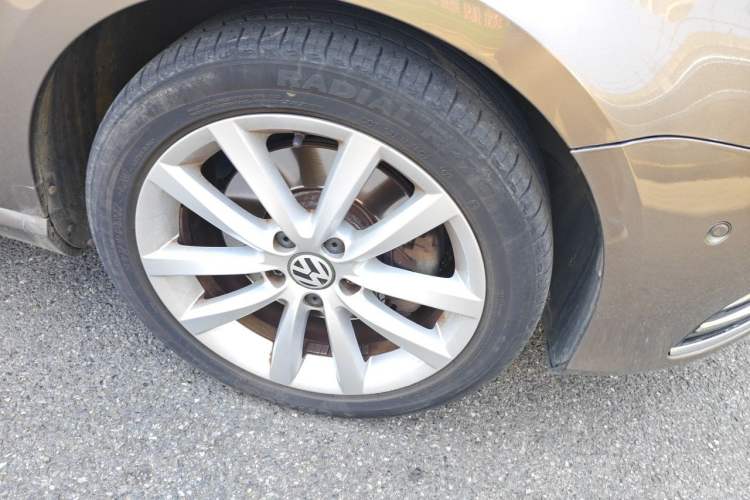 Used Volkswagen Magotan 2013 2.0 TSI Prestige Model Right Front Wheel Hub