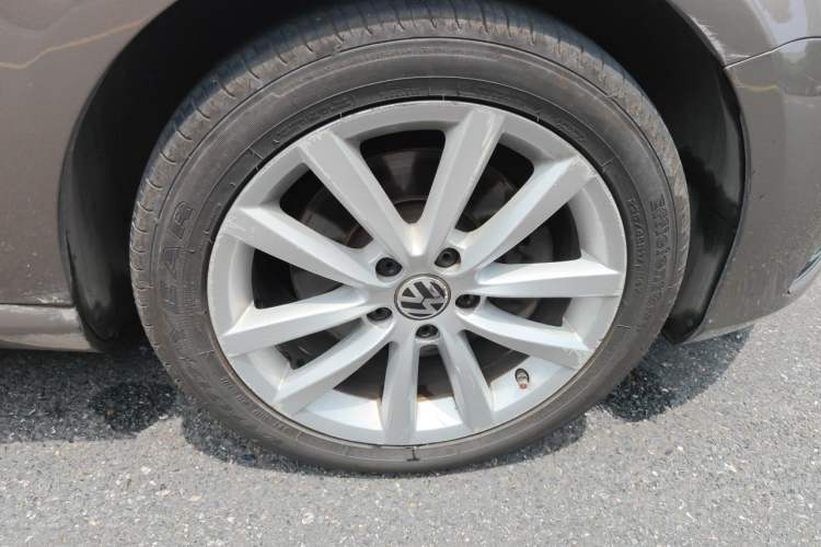 Used Volkswagen Magotan 2013 1.8TSI Prestige Model Right Front Wheel Hub