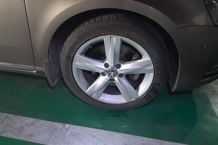 Used Volkswagen Magotan 2013 2.0 TSI Prestige Model Right Front Wheel Hub