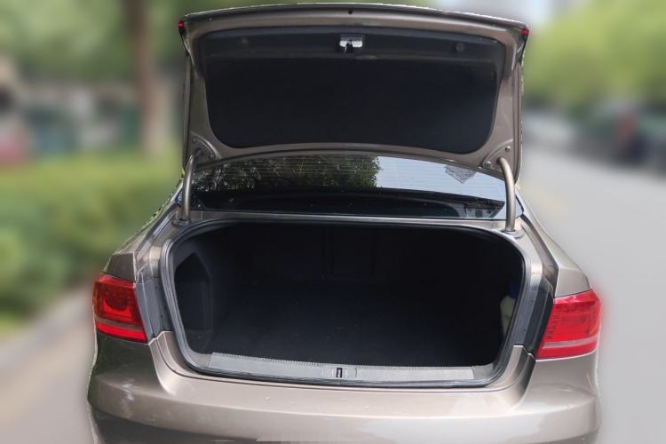 Used Volkswagen Magotan 2013 1.8TSI Prestige Model Trunk