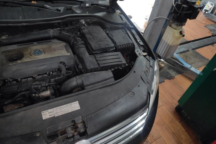 Used Volkswagen Magotan 2013 1.8TSI Luxury Model Engine Bay Left