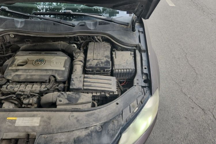 Used Volkswagen Magotan 2013 1.8TSI Comfort Model Engine Bay Left