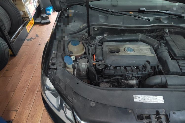 Used Volkswagen Magotan 2013 1.8TSI Luxury Model Engine Bay Right
