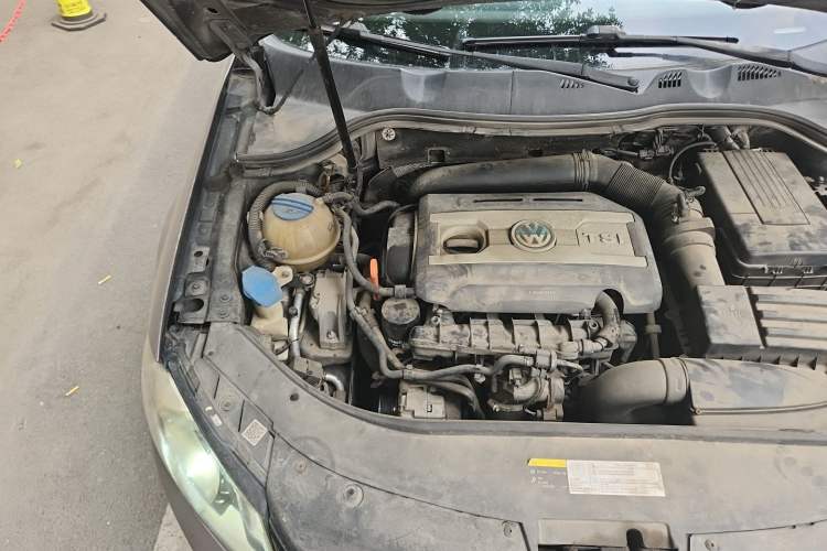 Used Volkswagen Magotan 2013 1.8TSI Comfort Model Engine Bay Right