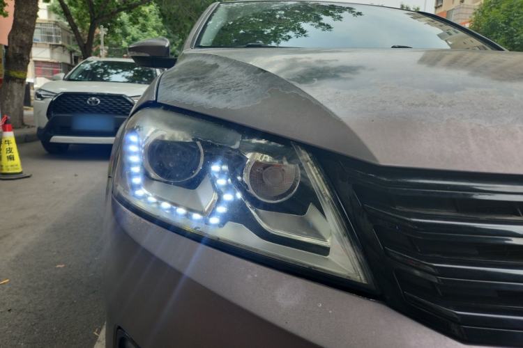Used Volkswagen Magotan 2013 1.8TSI Comfort Model Right Front Headlight