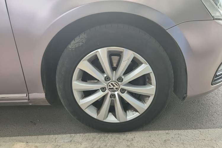 Used Volkswagen Magotan 2013 1.8TSI Comfort Model Right Front Wheel Hub