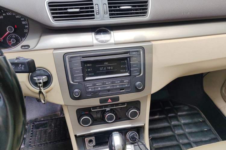 Used Volkswagen Magotan 2013 1.8TSI Premier Model Audio And AC Panel