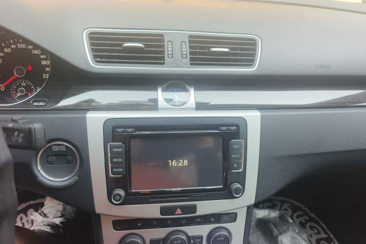 Used Volkswagen Magotan 2013 2.0 TSI Prestige Model Audio And AC Panel