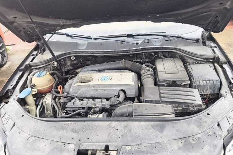 Used Volkswagen Magotan 2013 1.8TSI Luxury Model Engine Bay