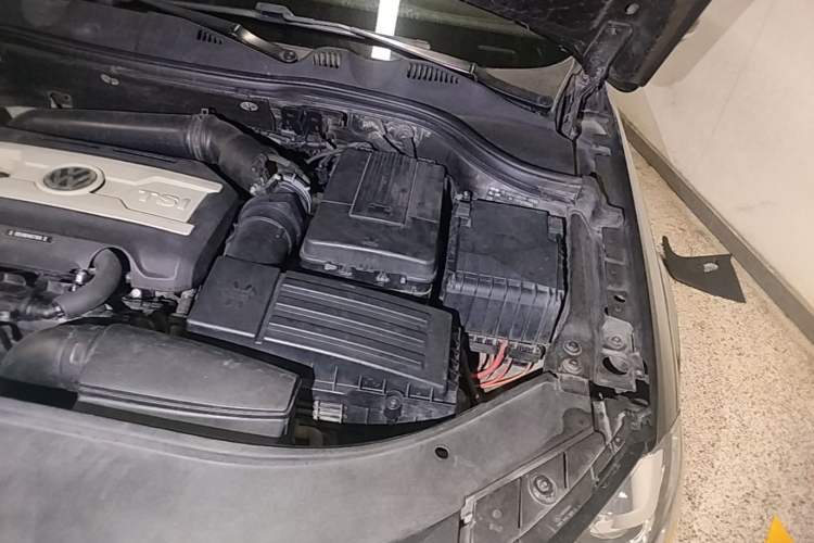 Used Volkswagen Magotan 2013 1.8TSI Luxury Model Engine Bay Left