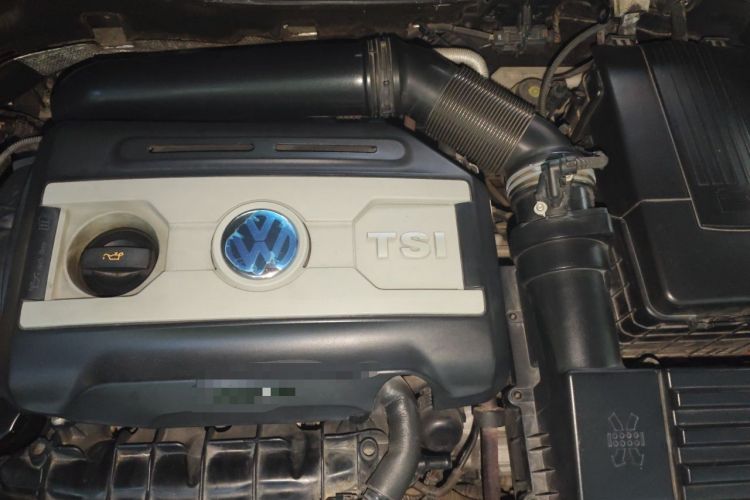 Used Volkswagen Magotan 2013 1.8TSI Premier Model Engine Bay