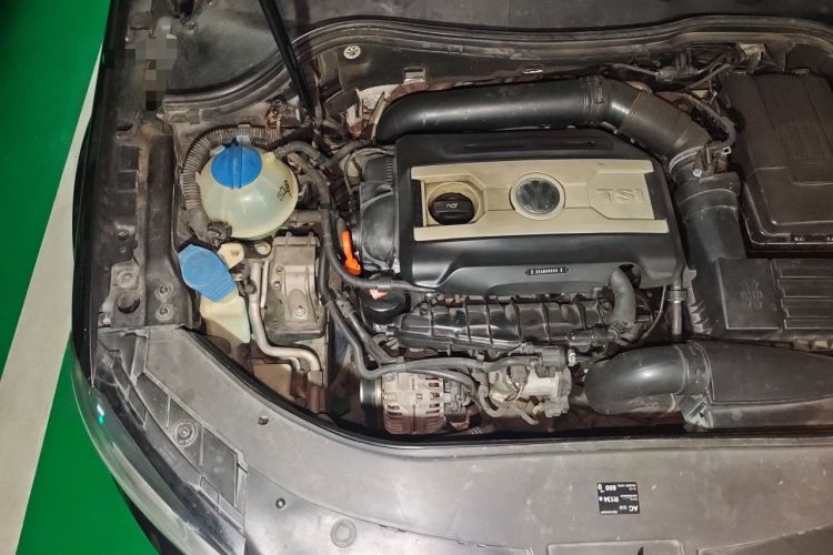 Used Volkswagen Magotan 2013 1.8TSI Premier Model Engine Bay Right